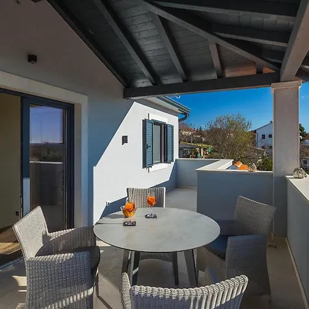 Holiday home Allingas *