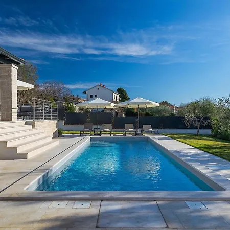 Holiday home Allingas *